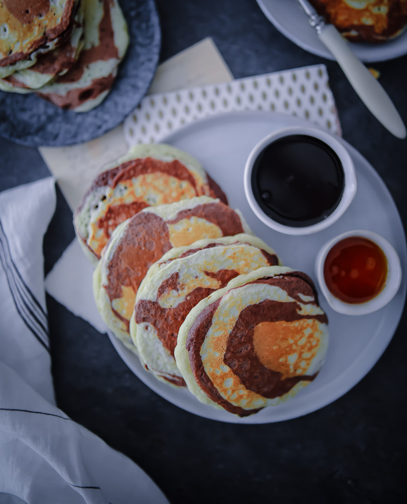 Ein Rezept für fluffige Vanille- und Kakao Zebra Pancakes – Pfannkuchen mal anders