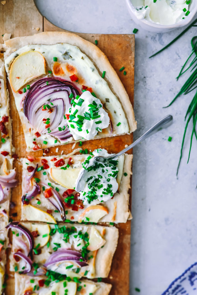 Flammkuchen Apfel Speck Südtirol Eisacktal Winterurlaub brixen tipps zuckerzimtundliebe Foodblog Apple Bacon Flatbread recipe backen mittagessen flammkuchenteig selber machen