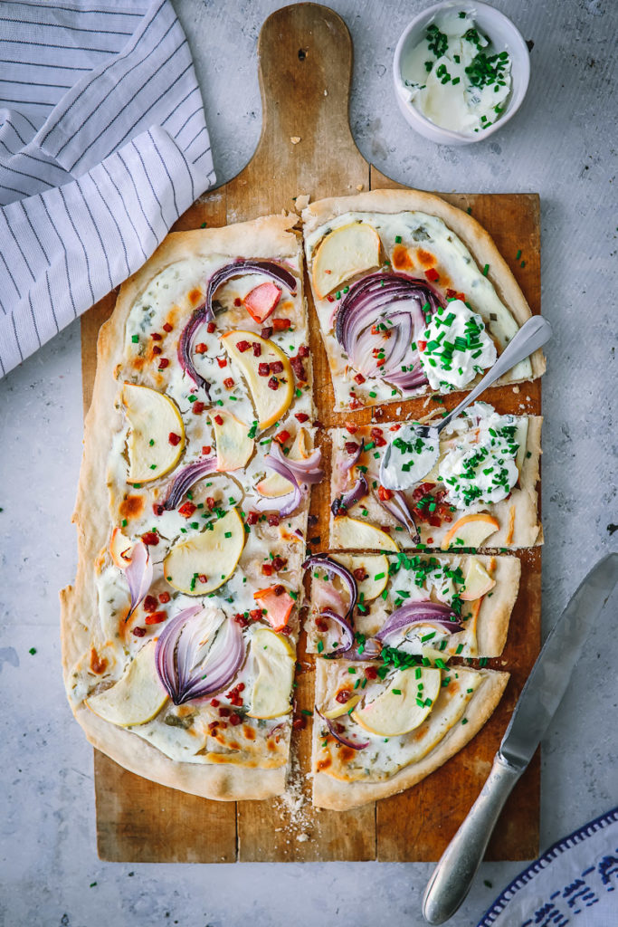Flammkuchen Apfel Speck Südtirol Eisacktal Winterurlaub brixen tipps zuckerzimtundliebe Foodblog Apple Bacon Flatbread recipe backen mittagessen flammkuchenteig selber machen