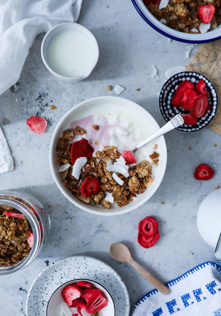 Erdbeer Granola Rezept Selbstgemachtes Honig Muesli zuckerzimtundliebe foodblog backblog foodstyling food photo strawberry granola erdbeerrezept frühstück