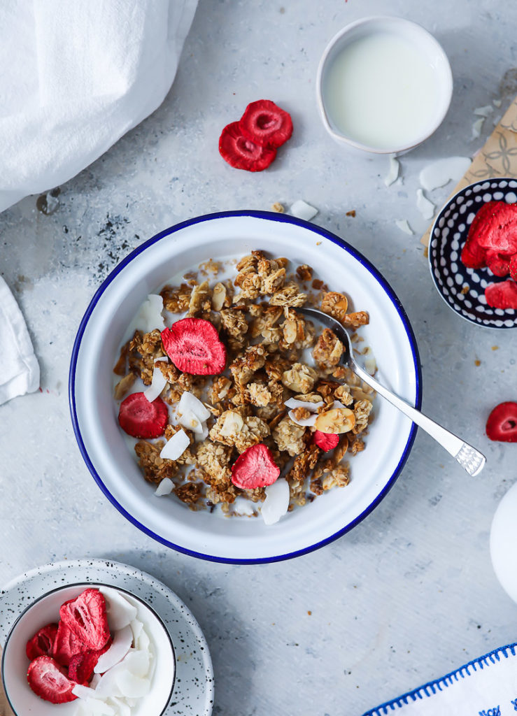 Erdbeer Granola Rezept Selbstgemachtes Honig Muesli zuckerzimtundliebe foodblog backblog foodstyling food photo strawberry granola erdbeerrezept frühstück