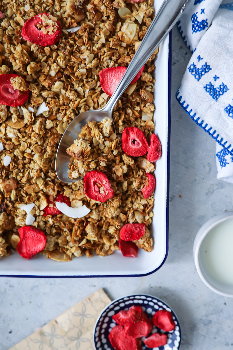 Erdbeer Granola Rezept Selbstgemachtes Honig Muesli zuckerzimtundliebe foodblog backblog foodstyling food photo strawberry granola erdbeerrezept frühstück