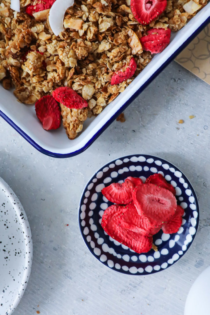 Erdbeer Granola Rezept Selbstgemachtes Honig Muesli zuckerzimtundliebe foodblog backblog foodstyling food photo strawberry granola erdbeerrezept frühstück