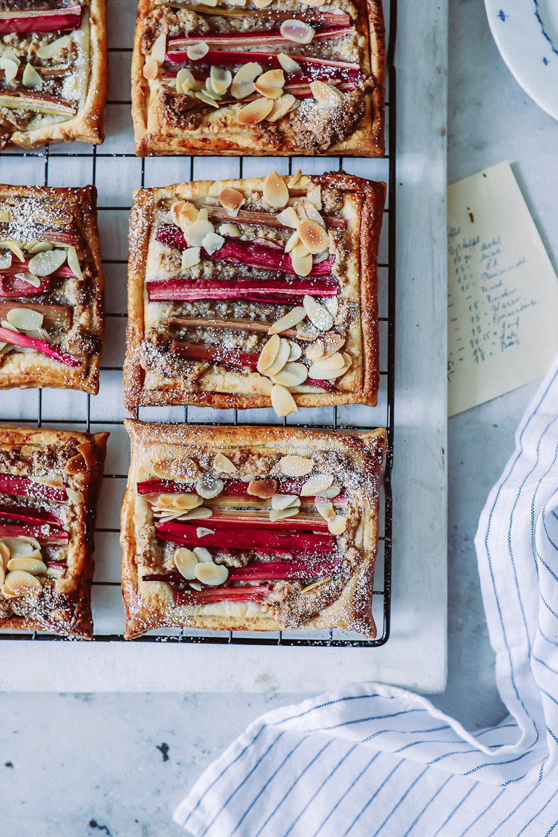 Kleine Rhabarber-Mandel Frangipane Tartes auf Blätterteig