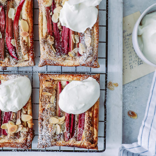 Rhabarber Frangipane Blätterteig Tartes Mandelcreme einfacher Rhabarberkuchen rhubarb almond frangipane tartelettes handpie foodstyling foodfoto rhabarberrezepte zuckerzimtundliebe foodblog backblog