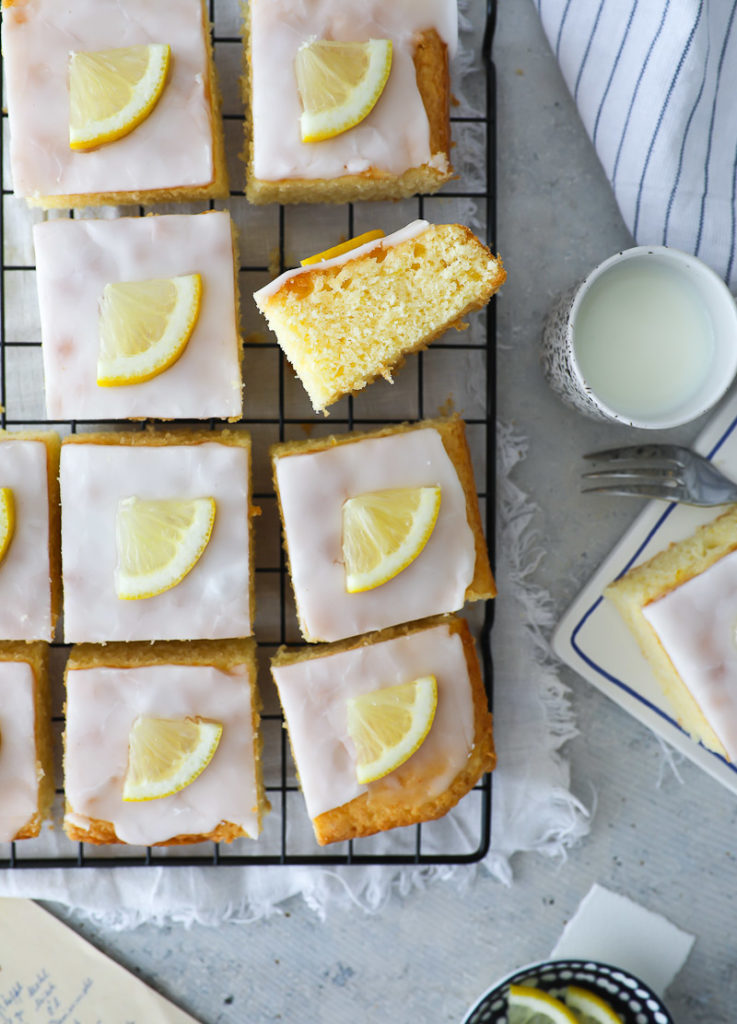 Zitronenkuchen vom Blech Blechkuchen rezept zitronenkuchenrezept einfacher blechkuchen rührteig zuckerzimtundliebe backblog foodblog foodstyling lemon sheet cake lemon glaze zitronenglasur sommerkuchen kuchenbuffet kuchen für kindergeburtstag