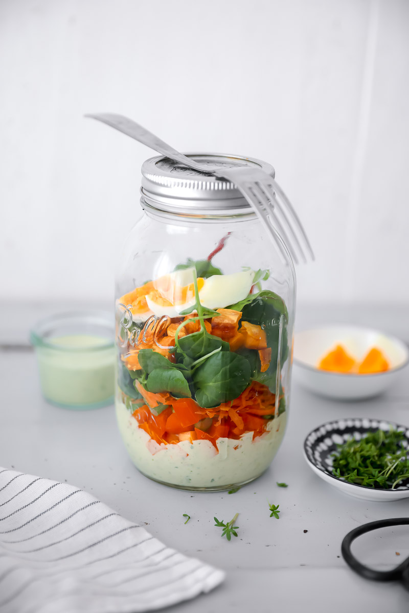 Salat im Glas mit Süsskartoffeln und Avocado-Spinat Dressing {enthält Werbung mit Markennennung}