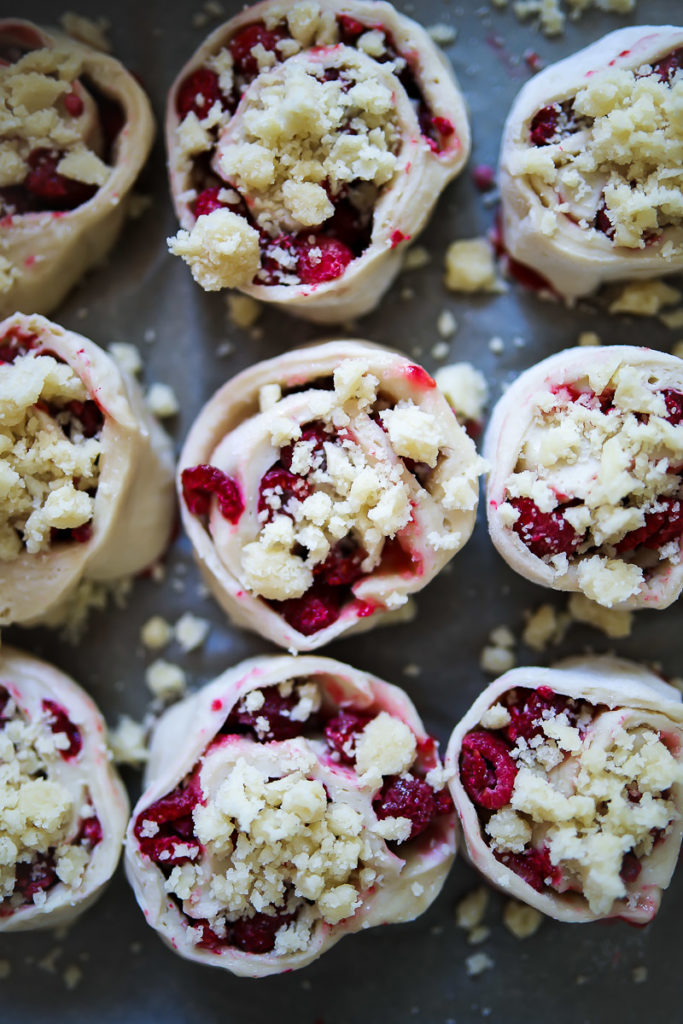 Einfache beste leckere Himbeer Streusel Schnecken Hefeteig Rezept raspberry streusel buns hefeteig mit trockenhefe himbeerkuchen himbeer rezepte zuckerzimtundiebe foodblog backblog foodstyling food photography