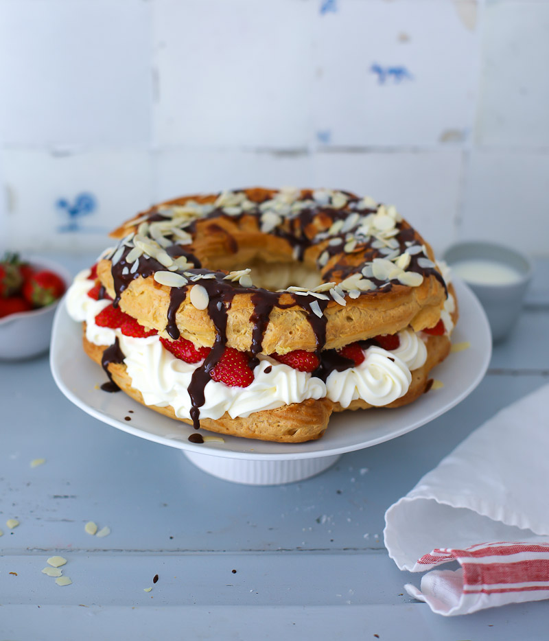 Rezept für Paris Brest oder: ein ziemlich großer Windbeutel Kranz mit Cheesecakefüllung, Erdbeeren und Schokoladenglasur (enthält Werbung)