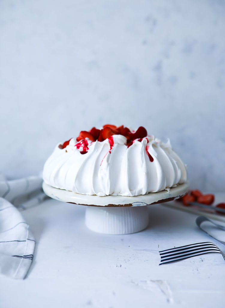 Einfaches Pavlova Rezept Dessert Backen Eiweiß Baiser wie backt man pavlova foodstyling food photography zucker zimt und liebe foodblog backblog