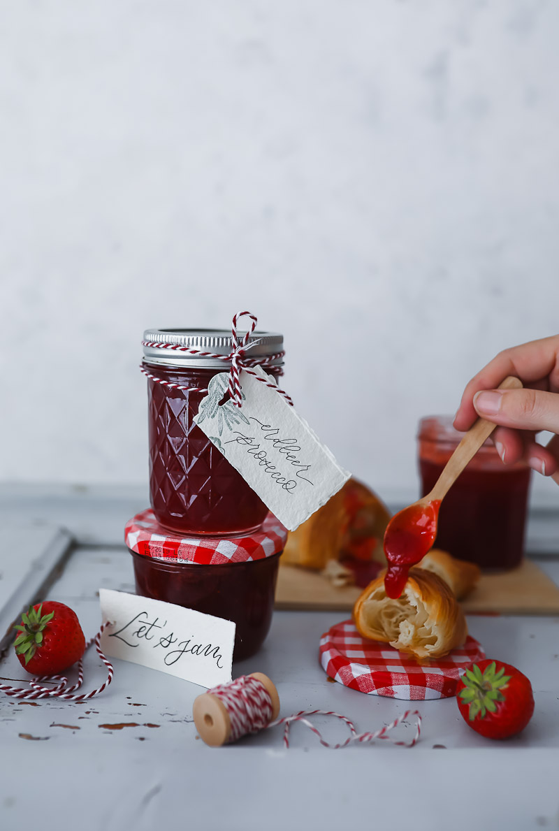 Ein Rezept für Erdbeer-Prosecco-Marmelade und Marmelade selber machen, die besten Tipps {enthält Werbung}