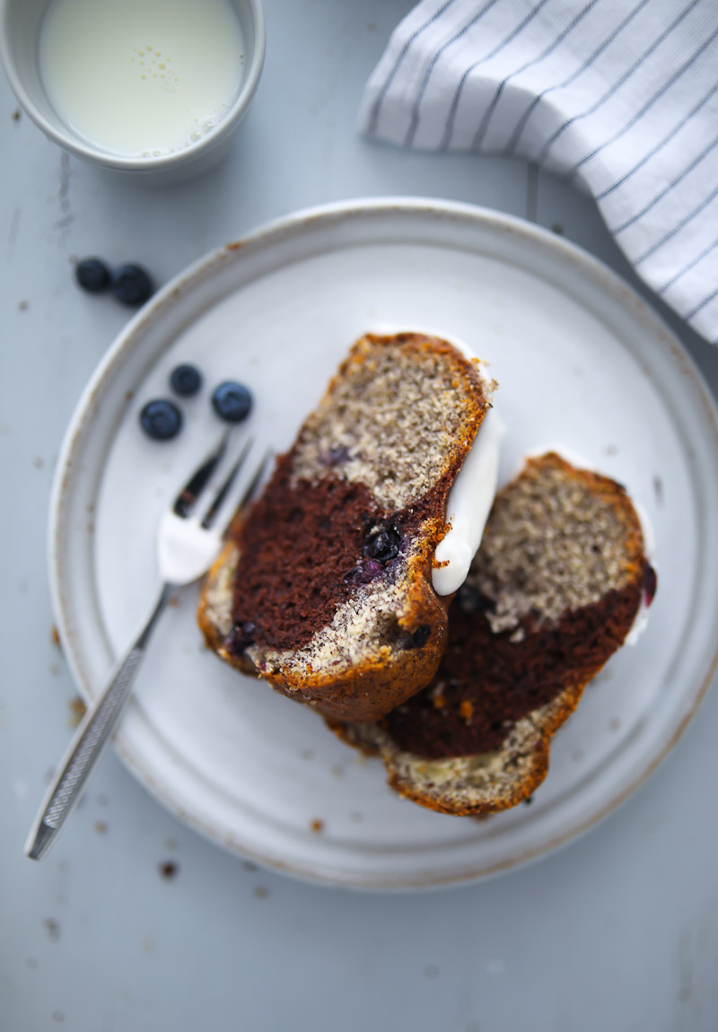 Blaubeer Mohn Gugelhupf Marmorkuchen Rezept blueberry poppy seed marble bundt cake backblog rührteig napfkuchen beerenkuchen sommerkuchen einfacher blaubeerkuchen mohnkuchen zucker zimt und liebe foodstyling