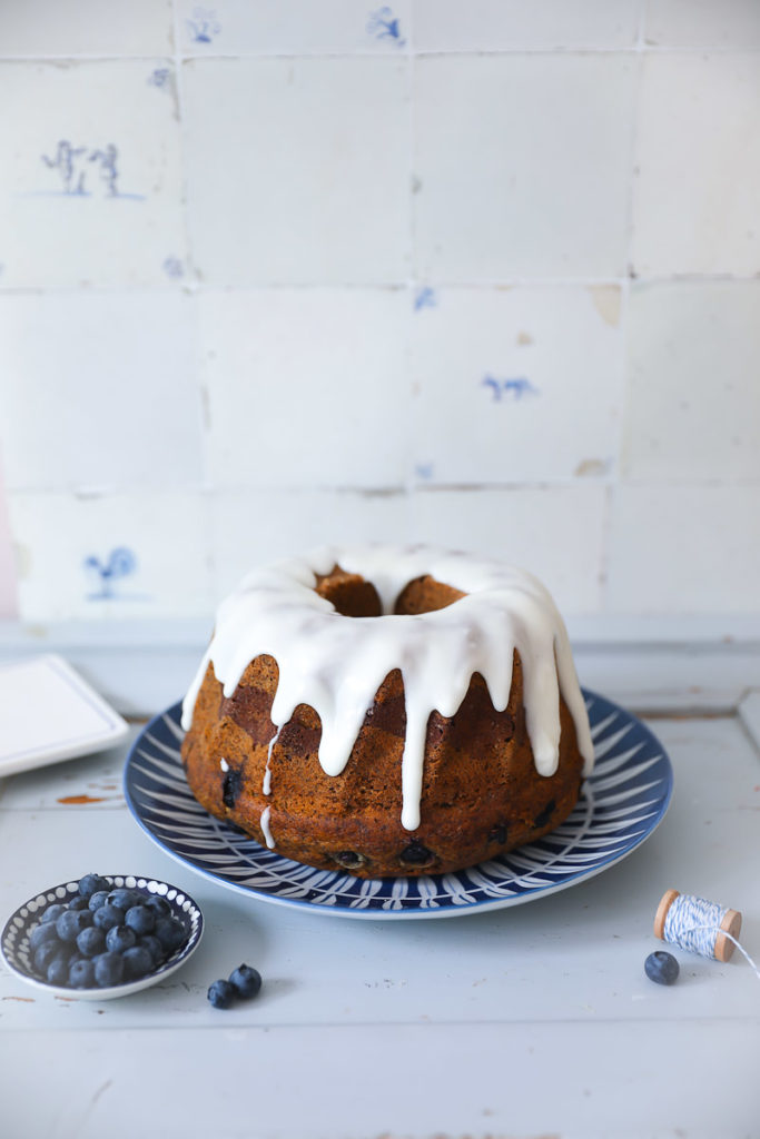 Blaubeer Mohn Gugelhupf Marmorkuchen Rezept blueberry poppy seed marble bundt cake backblog rührteig napfkuchen beerenkuchen sommerkuchen einfacher blaubeerkuchen mohnkuchen zucker zimt und liebe foodstyling