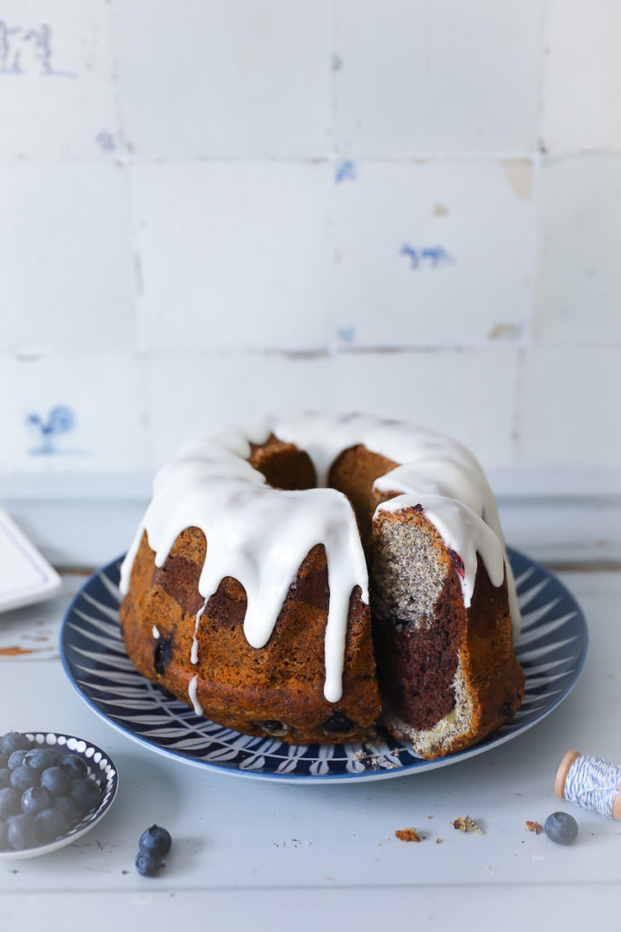 Blaubeer Mohn Gugelhupf Marmorkuchen Rezept blueberry poppy seed marble bundt cake backblog rührteig napfkuchen beerenkuchen sommerkuchen einfacher blaubeerkuchen mohnkuchen zucker zimt und liebe foodstyling