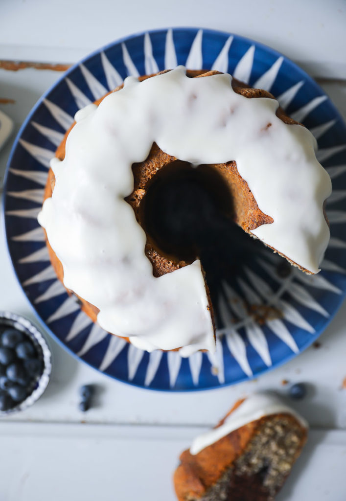 Blaubeer Mohn Gugelhupf Marmorkuchen Rezept blueberry poppy seed marble bundt cake backblog rührteig napfkuchen beerenkuchen sommerkuchen einfacher blaubeerkuchen mohnkuchen zucker zimt und liebe foodstyling