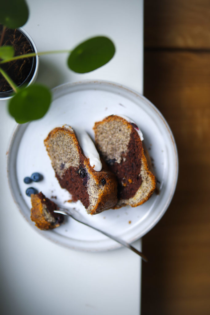 Blaubeer Mohn Gugelhupf Marmorkuchen Rezept blueberry poppy seed marble bundt cake backblog rührteig napfkuchen beerenkuchen sommerkuchen einfacher blaubeerkuchen mohnkuchen zucker zimt und liebe foodstyling