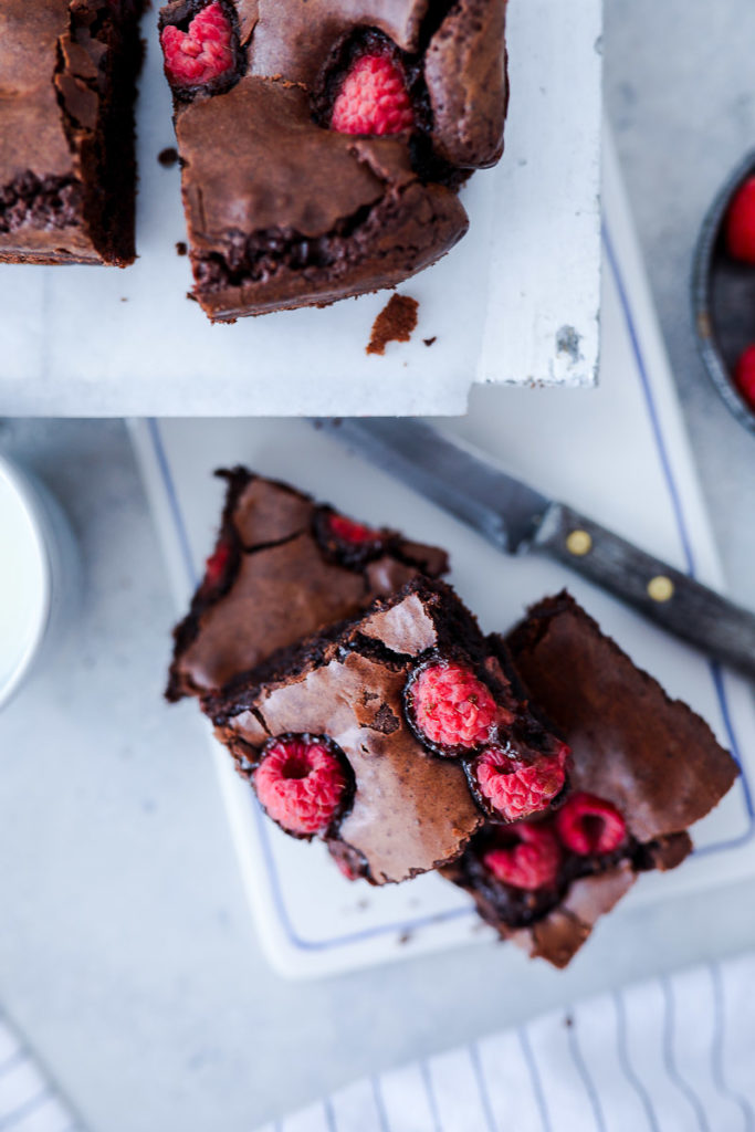 Himbeer Brownies Rezept Beste Brownies Raspberry brownies Schokoladenkuchen Himbeerkuchen Himbeerrezepte Brownierezepte FOodblog Backblog Foodstyling Foodphotography Zucker Zimt und Liebe