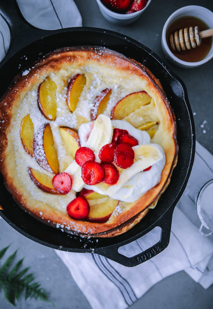 Pfirsich Dutch Baby Ofen Pfannkuchen Pancake peach puffed pancake german pancake foodstyling food photography frühstück bestes dutch baby rezept brunch zuckerzimtundliebe foodblog backblog the bakefeed