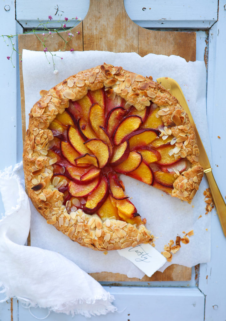 Pfirsich Galette Tarte Steinobst Kuchen Obstkuchen Obsttarte peach pie peach recipe Rezept Backrezept Foodblog Backblog Zucker zimt und liebe einfacher mürbeteig ohne ei kuchen ohne ei foodstyling bakefeed