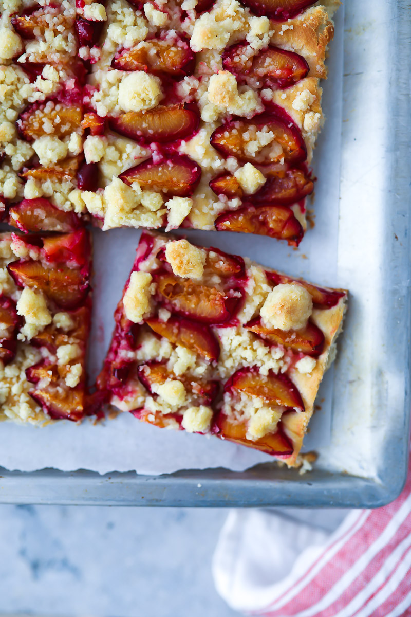 Rezept für Streusel-Pflaumenkuchen vom Blech mit Hefeteig wie vom Bäcker – german plum streusel cake