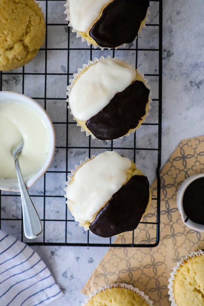 Amerikaner Rezept Gebäck Muffins einfacher Vanille Muffin Geburtstagsmuffins Geburtstagskuchen Kinder Vanillepudding Kuchenteig black and white cookies recipe Backblog Foodblog Zuckerzimtundliebe Foodstyling food photography
