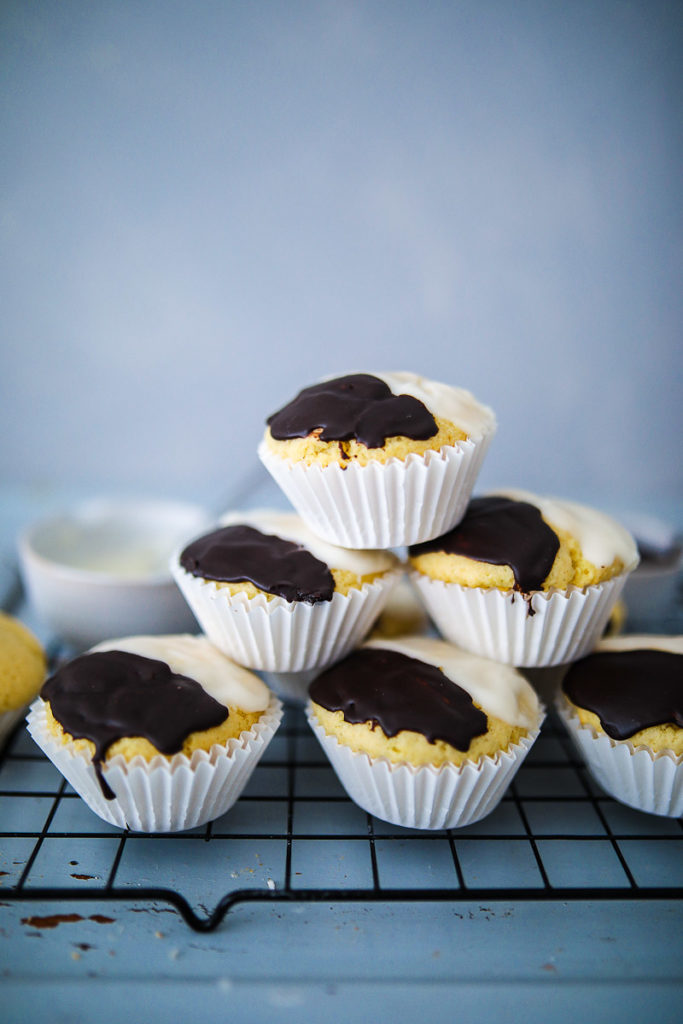 Amerikaner Rezept Gebäck Muffins einfacher Vanille Muffin Geburtstagsmuffins Geburtstagskuchen Kinder Vanillepudding Kuchenteig black and white cookies recipe Backblog Foodblog Zuckerzimtundliebe Foodstyling food photography