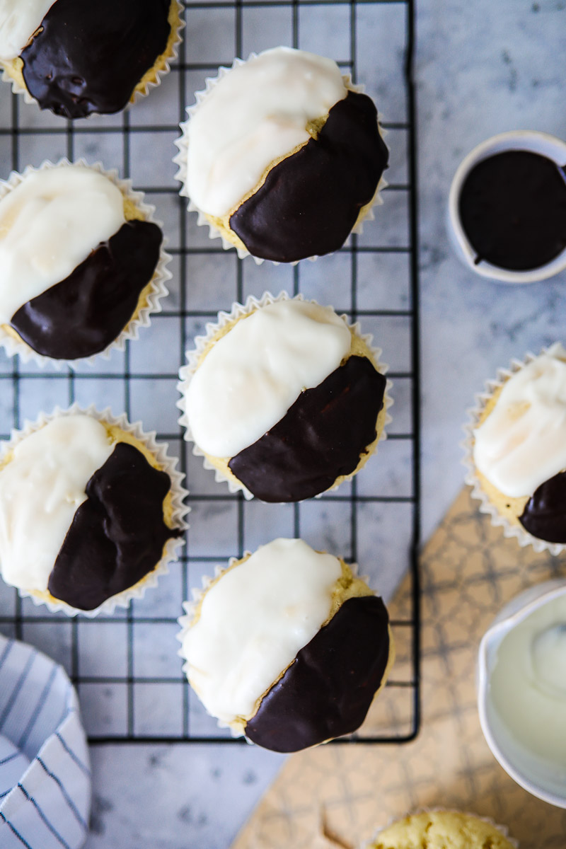 Rezept für Amerikaner-Muffins – das Klassikergebäck Amerikaner aus der Muffinform mit Vanillepudding Teig