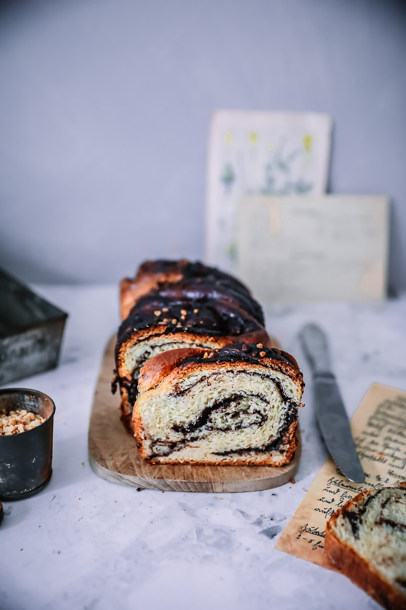 Rezept für Schokoladen-Babka: Schoko Hefezopf mit Haselnusskrokant