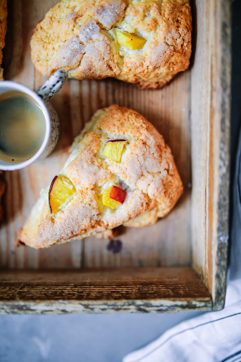 Pfirsich scones rezept, peach scones, scones selber machen, frühstücksrezept, zuckerzimtundliebe foodblog backblog knusprige scones süsse brötchen