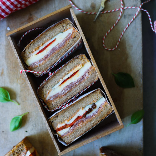 Picknick sandwich pressed sandwich picknickrezepte stullen stullenideen zuckerzimtundliebe miracel whip aufstrich pesto brot pesto stulle ciabatta rezept foodstyling
