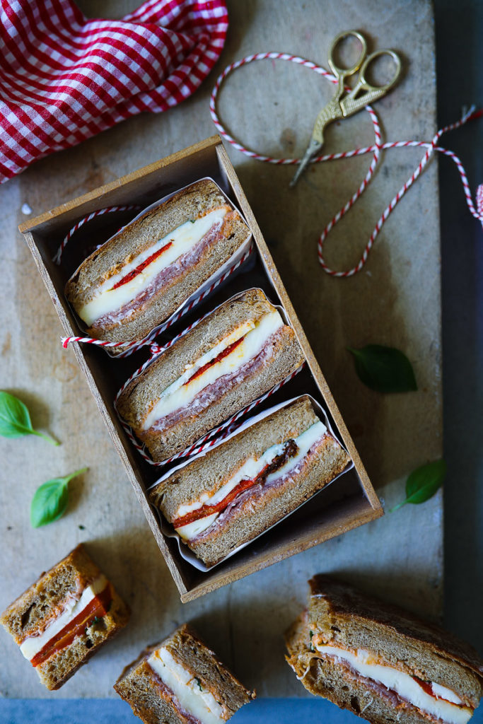 Picknick sandwich pressed sandwich picknickrezepte stullen stullenideen zuckerzimtundliebe miracel whip aufstrich pesto brot pesto stulle ciabatta rezept foodstyling