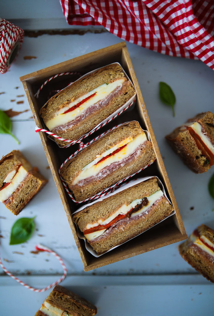 Picknick sandwich pressed sandwich picknickrezepte stullen stullenideen zuckerzimtundliebe miracel whip aufstrich pesto brot pesto stulle ciabatta rezept foodstyling
