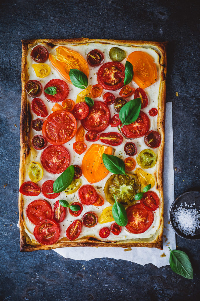 Tomatentarte Blätterteig Ricotta herzhafte Tarte Olivenöl Bertolli tomato tart recipe puff pastry blätterteig rezept zuckerzimtundliebe foodstyling food photography einfache tarte mittagessen sommerrezepte italienische rezepte