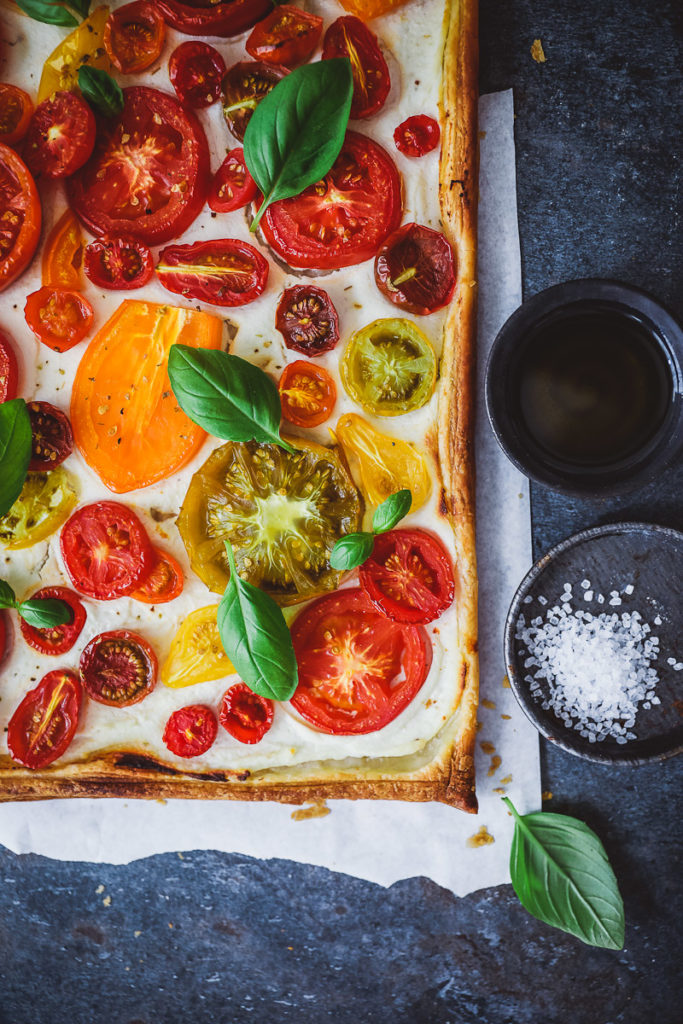 Tomatentarte Blätterteig Ricotta herzhafte Tarte Olivenöl Bertolli tomato tart recipe puff pastry blätterteig rezept zuckerzimtundliebe foodstyling food photography einfache tarte mittagessen sommerrezepte italienische rezepte