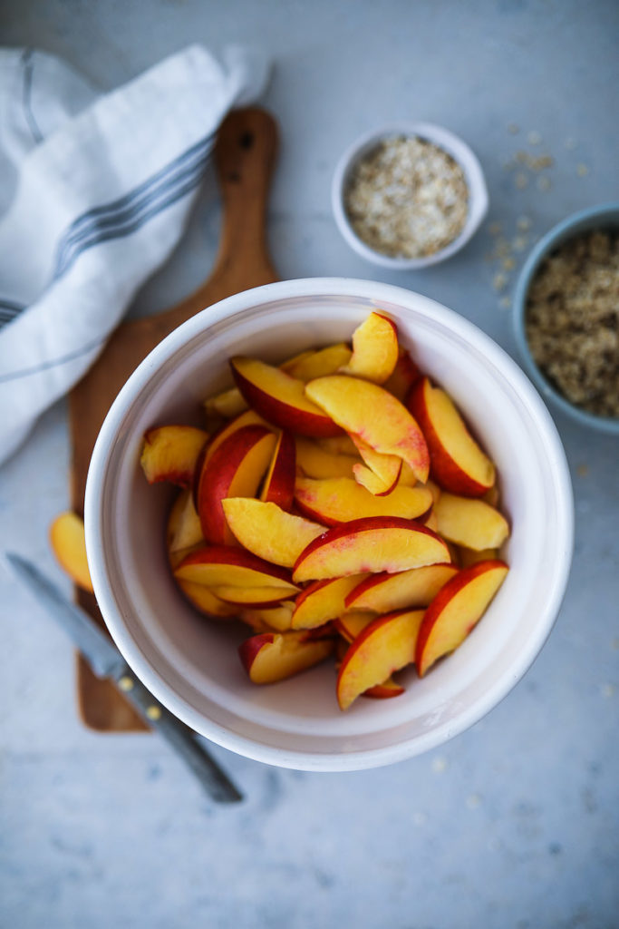 Peach crumble nectarines crisp pfirsich nektarinen crumble rezept crumble mit haferflocken foodstyling food photography crumble mit eis vanilleeis obstdessert nachtisch sommer dessert sommer gebäck zuckerzimtundliebe backblog