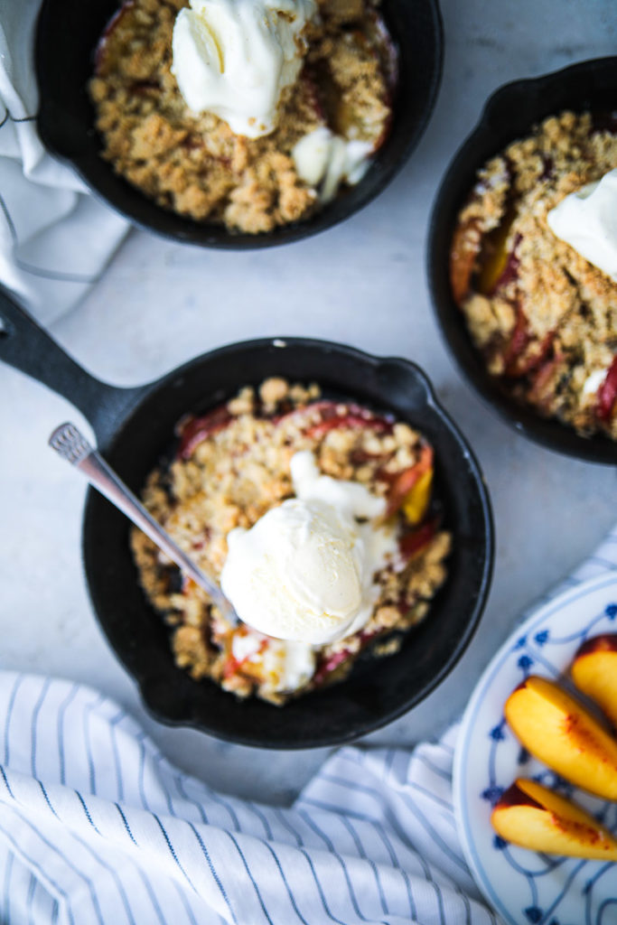 Peach crumble nectarines crisp pfirsich nektarinen crumble rezept crumble mit haferflocken foodstyling food photography crumble mit eis vanilleeis obstdessert nachtisch sommer dessert sommer gebäck zuckerzimtundliebe backblog