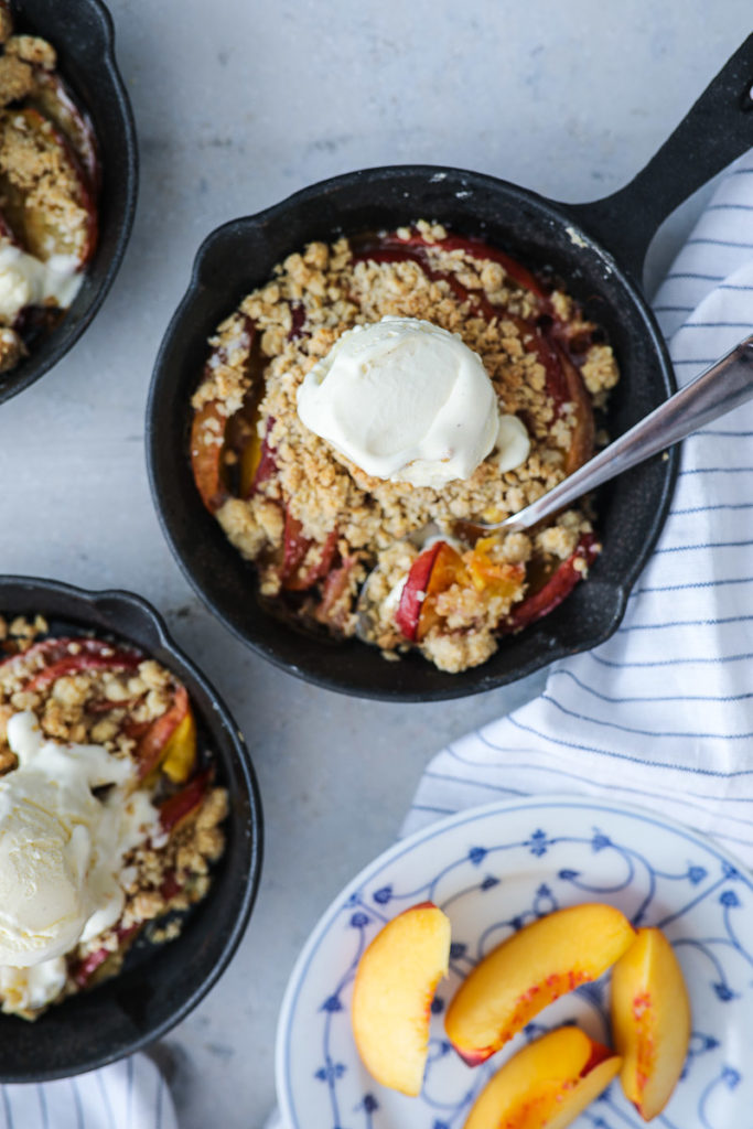 Peach crumble nectarines crisp pfirsich nektarinen crumble rezept crumble mit haferflocken foodstyling food photography crumble mit eis vanilleeis obstdessert nachtisch sommer dessert sommer gebäck zuckerzimtundliebe backblog