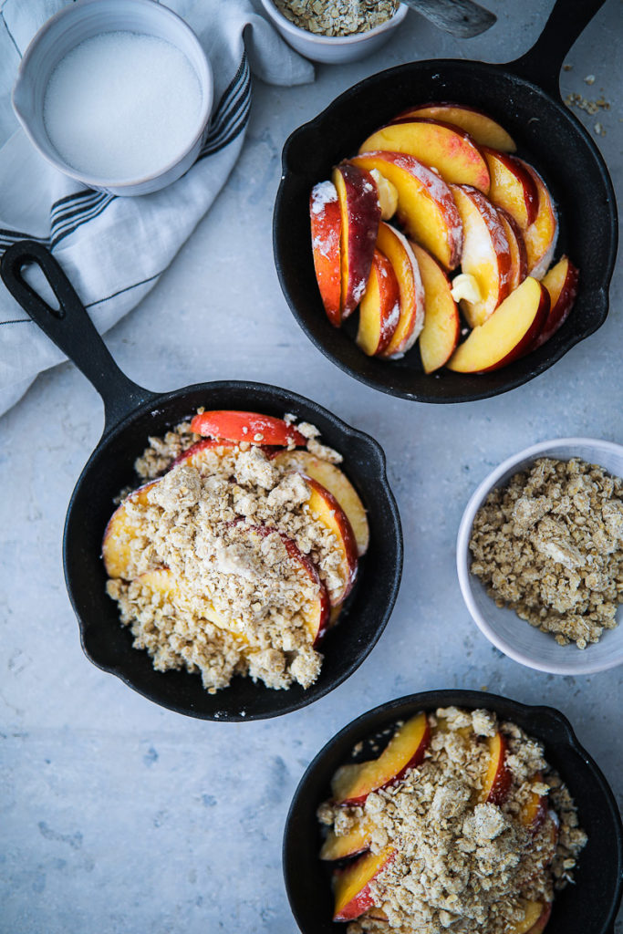 Peach crumble nectarines crisp pfirsich nektarinen crumble rezept crumble mit haferflocken foodstyling food photography crumble mit eis vanilleeis obstdessert nachtisch sommer dessert sommer gebäck zuckerzimtundliebe backblog