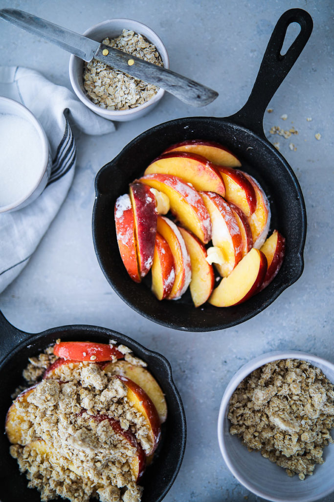 Peach crumble nectarines crisp pfirsich nektarinen crumble rezept crumble mit haferflocken foodstyling food photography crumble mit eis vanilleeis obstdessert nachtisch sommer dessert sommer gebäck zuckerzimtundliebe backblog