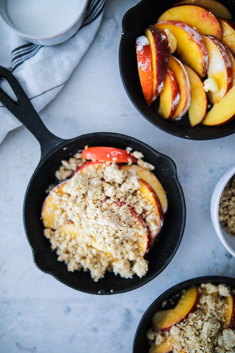 Das leckere Nektarinen Crumble Rezept mit Haferflocken, in das sich Pfirsich eingeschlichen hat