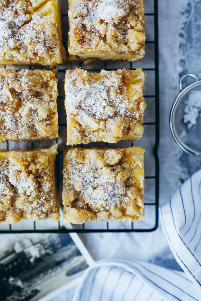 Apfelstreuselkuchen vom Blech apple streusel cake crumb cake Kaesekuchen Apfelkuchen Streuselkuchen backen Apfelrezepte foodblog blechkuchen foodstyling food photography die besten apfelkuchen