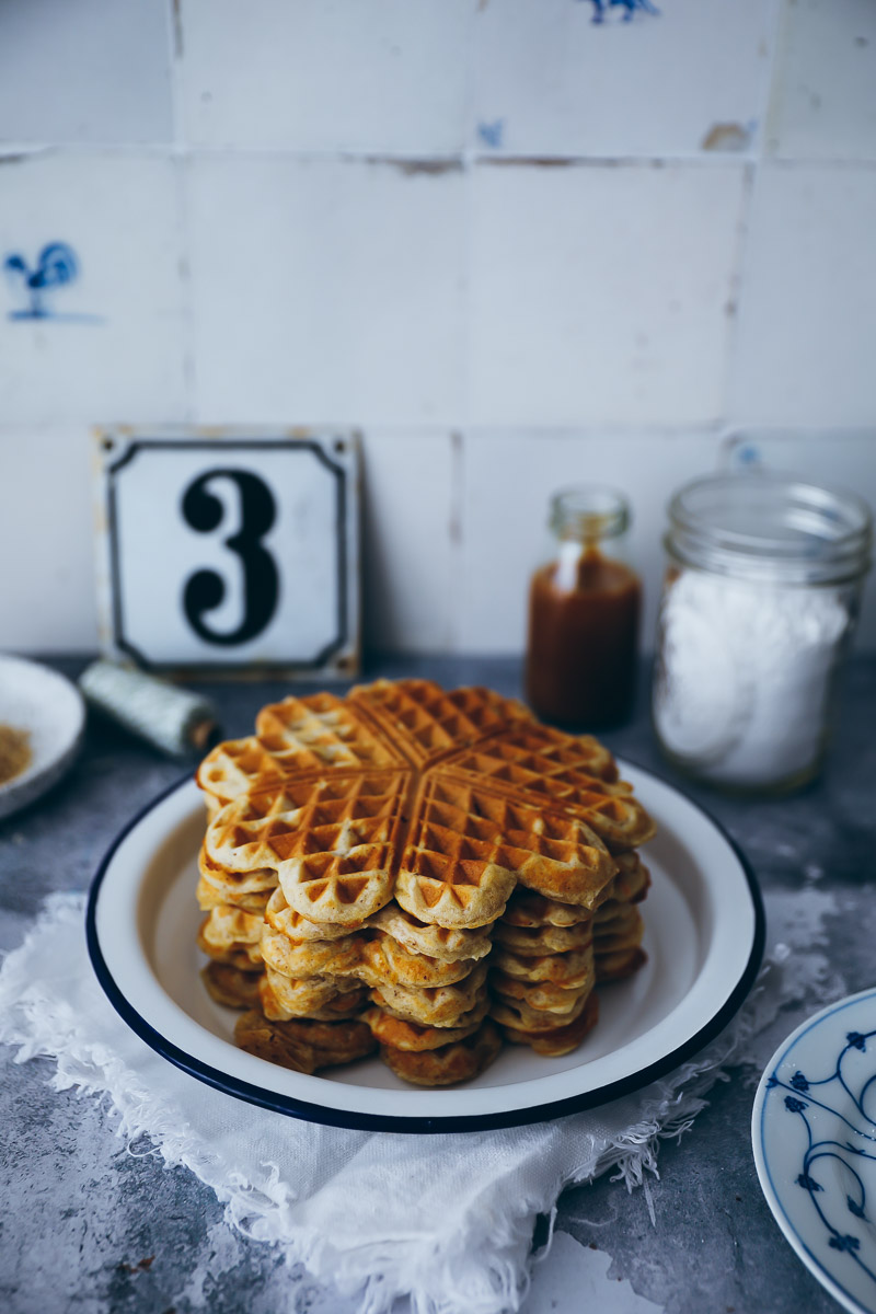 Ein Rezept für leckere Haselnuss Waffeln mit Karamellsauce – hazelnut waffles