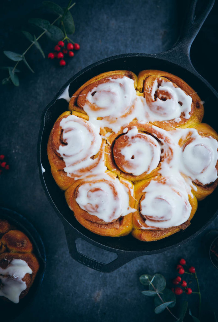 Kürbis Zimtschnecken Rezept pumpkin cinnamon Rolls Hefeteig Trockenhefe Kürbisrezept backen mit Kürbis zuckerzimtundliebe foodblog backblog thebakefeed einfache zimtschnecken foodstyling food photography