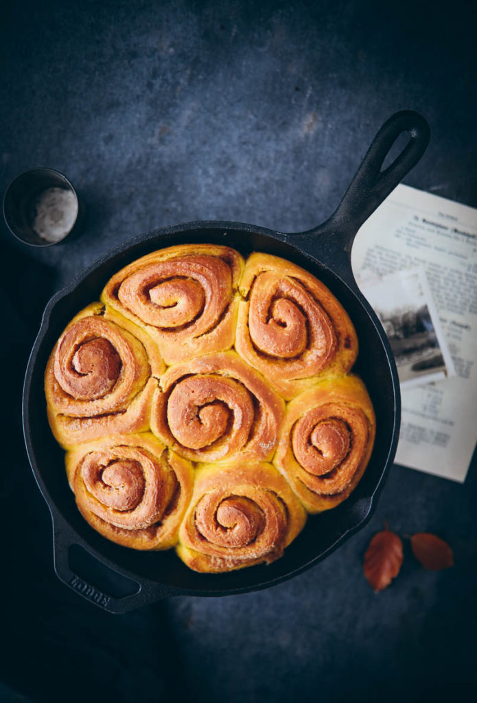Kürbis Zimtschnecken Rezept pumpkin cinnamon Rolls Hefeteig Trockenhefe Kürbisrezept backen mit Kürbis zuckerzimtundliebe foodblog backblog thebakefeed einfache zimtschnecken foodstyling food photography