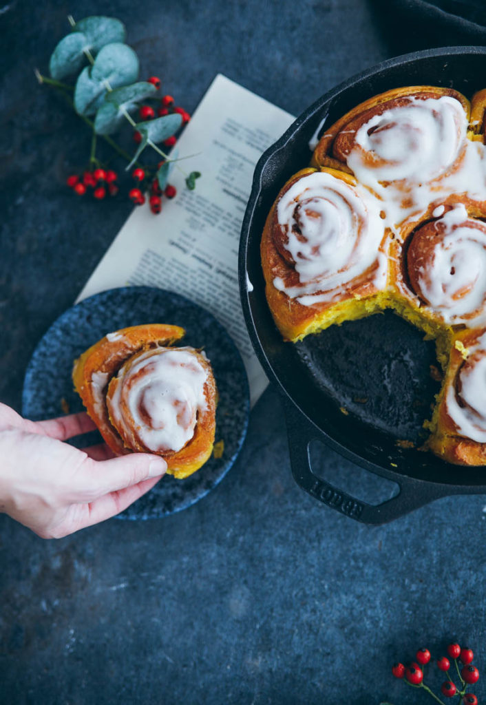 Kürbis Zimtschnecken Rezept pumpkin cinnamon Rolls Hefeteig Trockenhefe Kürbisrezept backen mit Kürbis zuckerzimtundliebe foodblog backblog thebakefeed einfache zimtschnecken foodstyling food photography