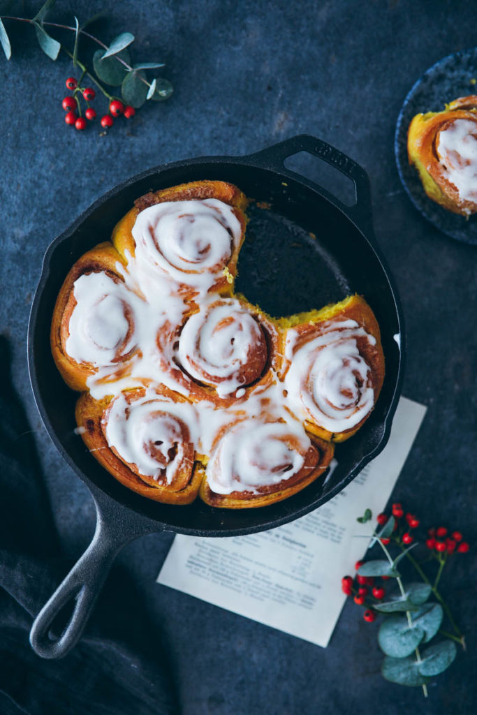Kürbis Zimtschnecken Rezept pumpkin cinnamon Rolls Hefeteig Trockenhefe Kürbisrezept backen mit Kürbis zuckerzimtundliebe foodblog backblog thebakefeed einfache zimtschnecken foodstyling food photography