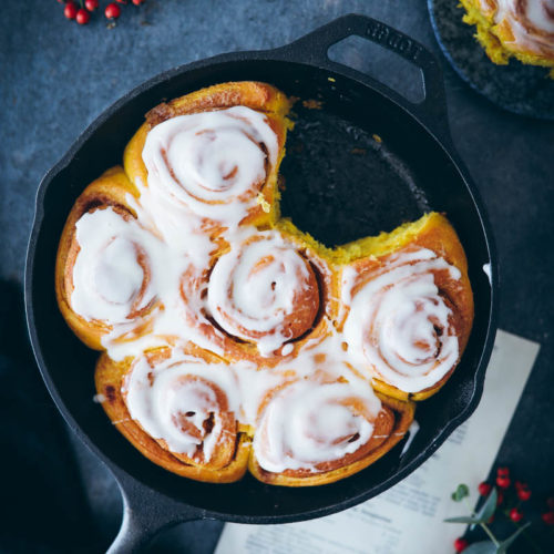 Kürbis Zimtschnecken Rezept pumpkin cinnamon Rolls Hefeteig Trockenhefe Kürbisrezept backen mit Kürbis zuckerzimtundliebe foodblog backblog thebakefeed einfache zimtschnecken foodstyling food photography