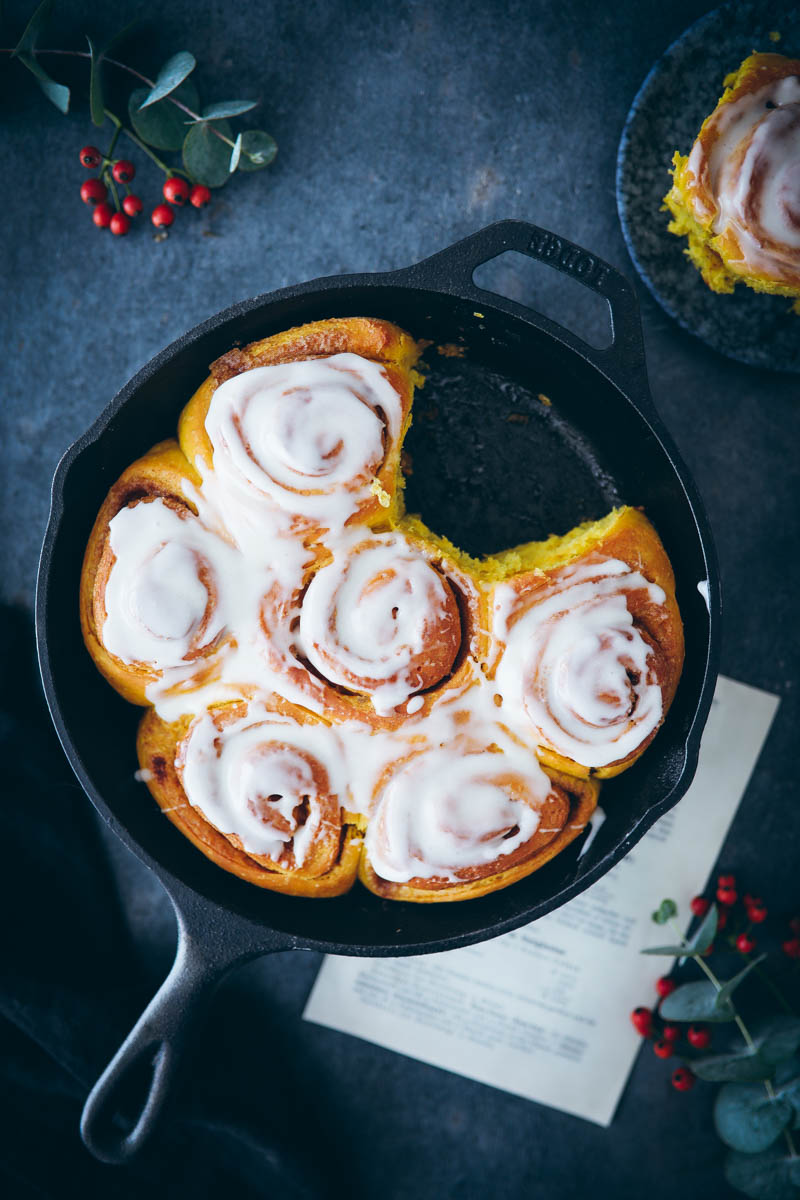 Kürbis Zimtschnecken Rezept pumpkin cinnamon Rolls Hefeteig Trockenhefe Kürbisrezept backen mit Kürbis zuckerzimtundliebe foodblog backblog thebakefeed einfache zimtschnecken foodstyling food photography