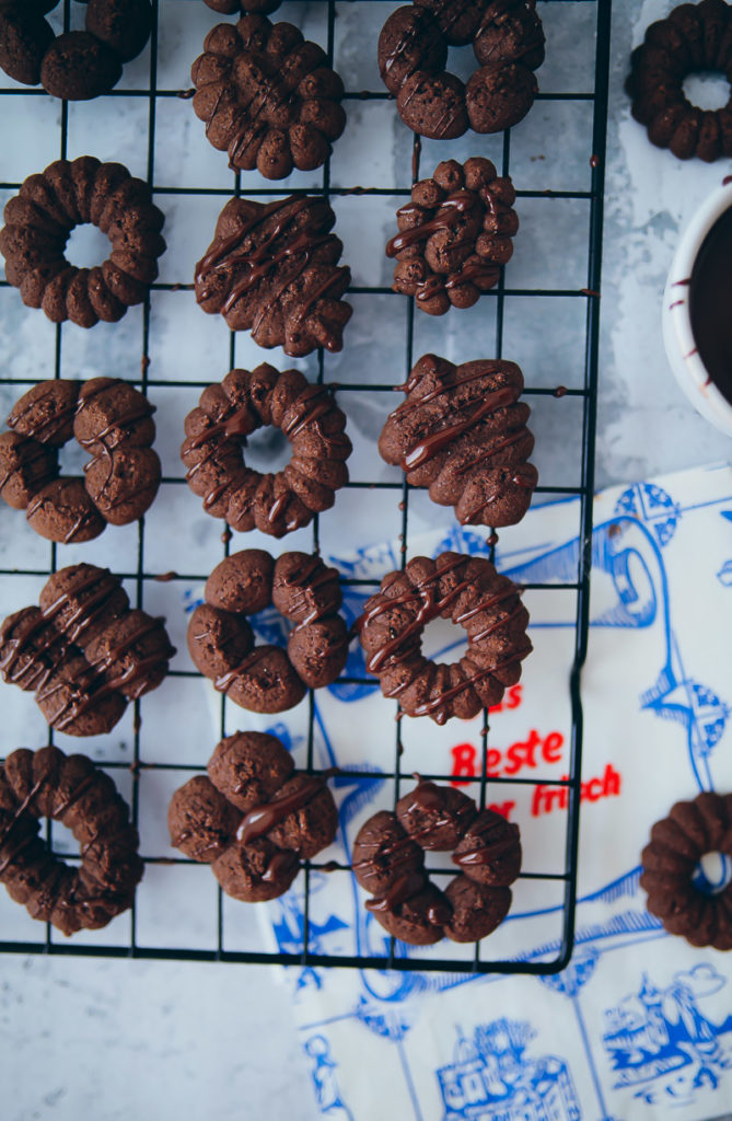 Rezept fuer Schokokekse Schokocookies daenische butterkekse zuckerzimtundliebe backrezept keksrezept cookierezept foodstyling food photography deutscher foodblog