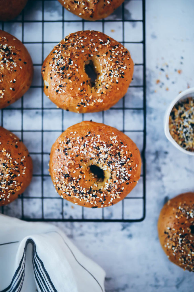 Everything Bagel Spice Bagel Rezept Bagel recipe Bagel selber backen Brötchen Foodblog Backblog Foodstlyling Food photography Brunchideen Gewürz selber machen